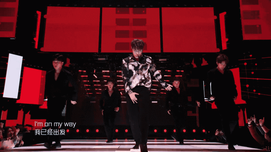 张艺兴在今晚的《青春有你》导师合作舞台公演中,张艺兴身着帅气白