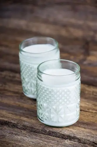 杯牛奶木制的桌子上照片-正版商用图片1ig400-摄图新视界