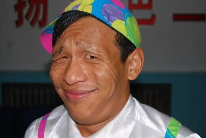 宋小宝自曝年轻时比蔡徐坤帅,本以为在吹牛,看清照片闭嘴了