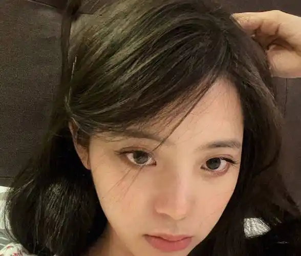 原创欧阳娜娜自拍素颜照精致五官显超高颜值只是眼圈有些黑了点