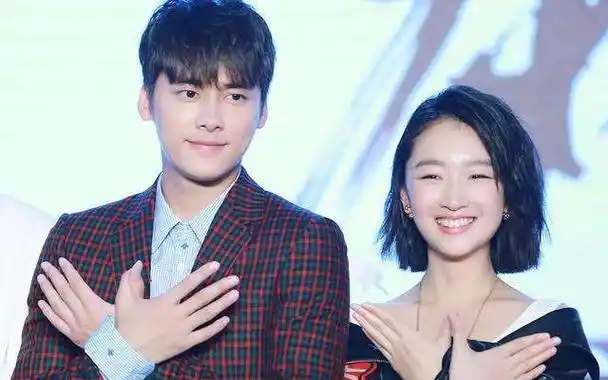 亲密搭肩太撩人 颜值配一脸李易峰周冬雨微博互动李易峰探班周冬雨