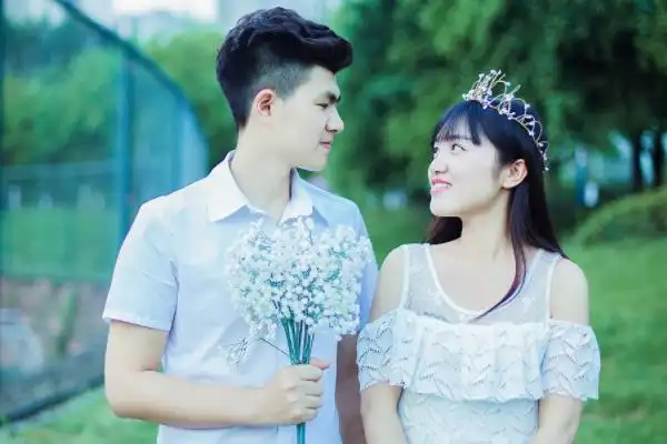 男女朋友之间聊什么话题能让感情升温