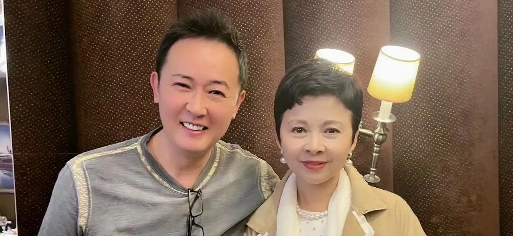 六旬董文华新照把人惊艳!穿波点裙戴珍珠首饰,贵气堪比赌王三太