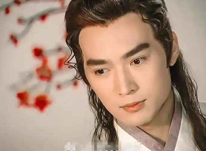 53岁焦恩俊近照暴瘦穿着朴素挎塑料袋上街左脚伤疤太抢镜