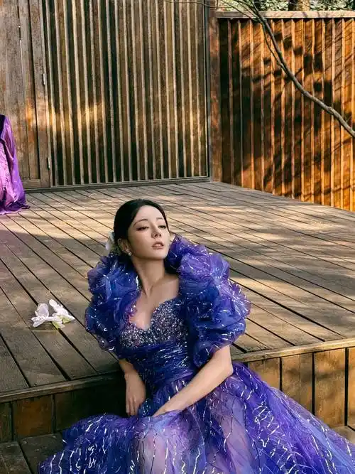 迪丽热巴紫色斜肩裙高贵优雅小院踱步美如花仙子