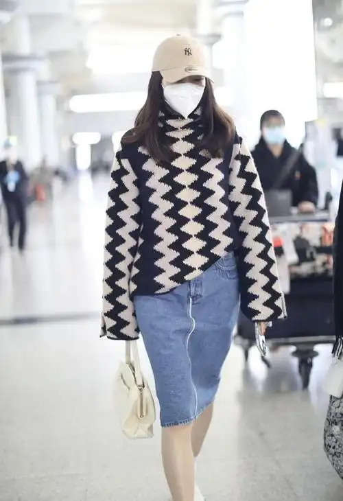 王鸥机场穿搭好看却不抗冻,毛衣配半身裙,露一截小腿很时髦?