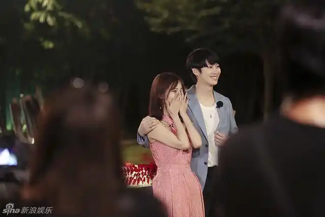 18李菲儿金希澈婚纱照出炉水中拥吻似童话