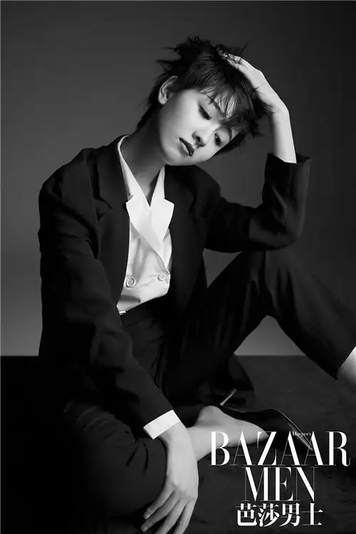 陈都灵身穿西装,黑白风格帅美动人.