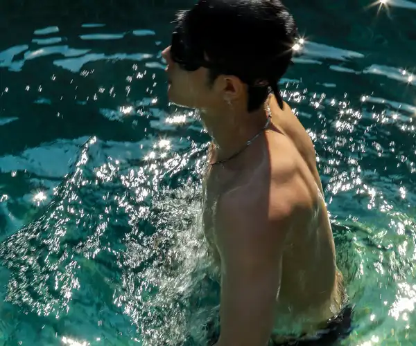 肖战晒泳池大片,大玩"湿身诱惑",裸露胸肌背肌,这身材绝了_健身_身体