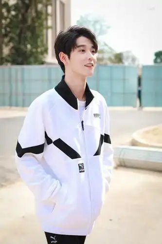 高中校草来了,吴宇恒今天的街拍好帅!帅拉了.