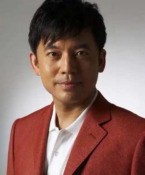 60岁何政军的"消失",是娱乐圈的"悲哀"_向何政_话剧_舞台