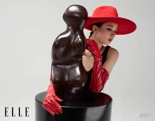 照片中,赵丽颖造型多变,她身穿大领口黑色外衣,左手戴着黑皮长手套