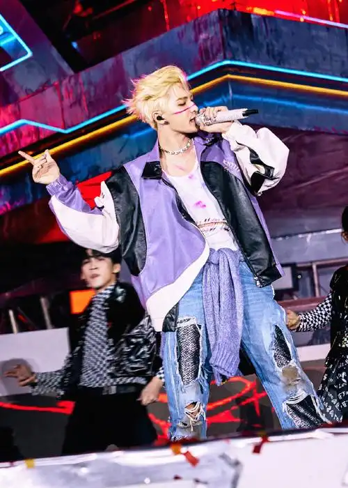 朱正廷超话·#朱正廷成都欢乐谷大运音乐节#彩色夜晚的舞台,灯火热烈