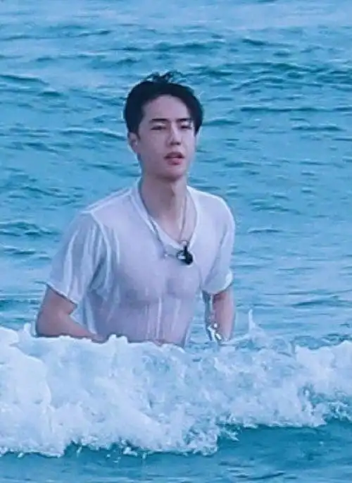 王一博清晰可见的性感肌肉