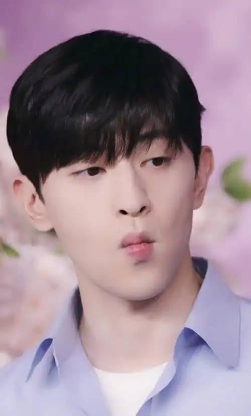 邓伦#小朋友在外面不可以卖萌哦卖萌是会被抓了去的来来来,阿姨侥你