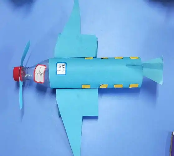 作品名称:飞机模型   八(2)班郑紫阳