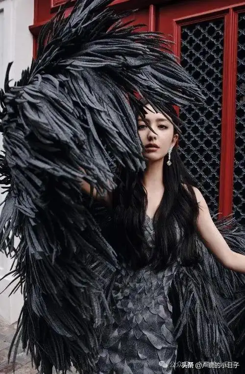 穿了一袭银灰色羽毛抹胸长裙,来自俄罗斯品牌yanina 2024春夏定制系列