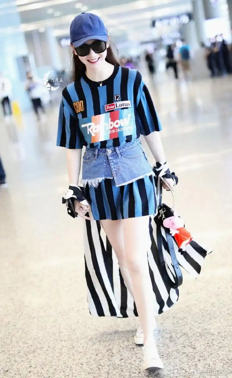 戚薇机场街拍