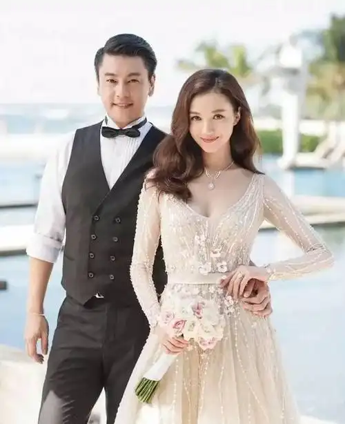 关于婚礼,朱孝天表示自己本来想低调举行,但老婆大人来一句:"我想要