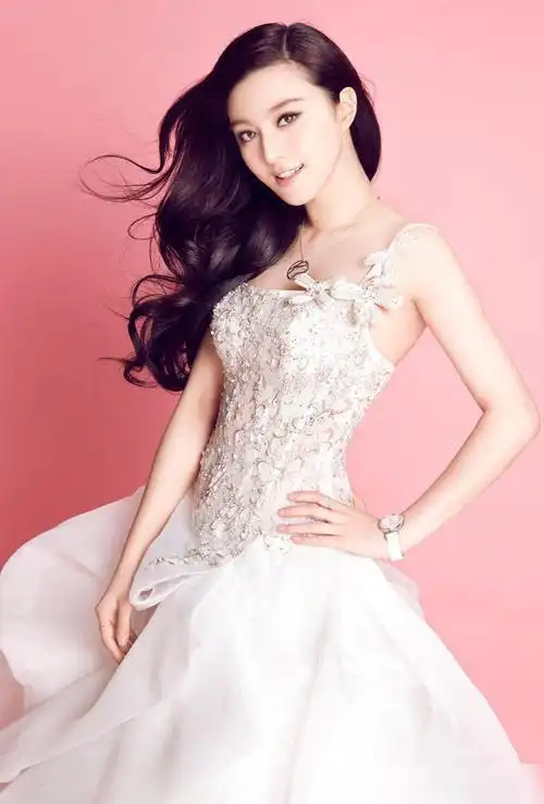 范冰冰现身北京车展黑色西装长发颜值抗打魅力不可阻挡