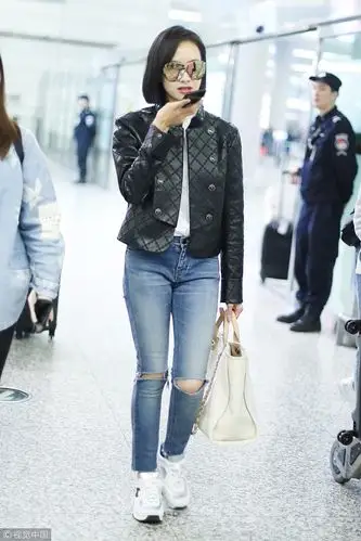 宋茜穿夹克配牛仔裤超酷,机场自推行李箱走台步引粉丝狂拍