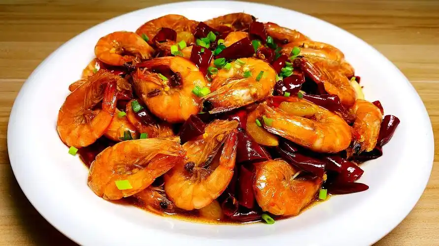 别只做白灼虾了,试试这种香辣虾的做法,开胃下饭,越吃越想吃