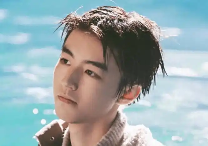 王源迎来21岁的生日,王俊凯易烊千玺卡点送祝福,兄弟情不减_照片_少年