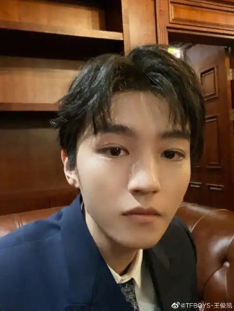 "照片中的王俊凯一袭蓝色西装搭配三七分头发,对脸自拍完全hold住没在