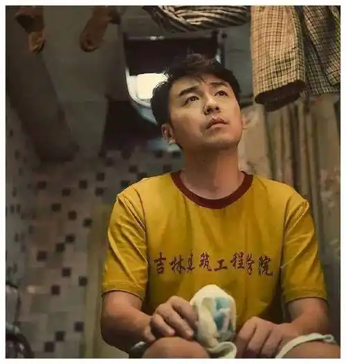 "雷佳音100亿击败窝囊废,飒爽英姿引关注"_电影史_张艺谋_角色