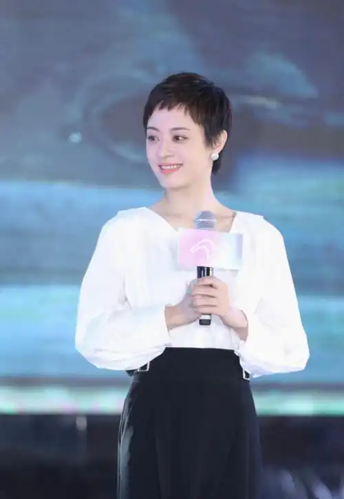 孙俪的官方身高是165cm,但是这身搭配却穿出了强大的气场,原因在于她