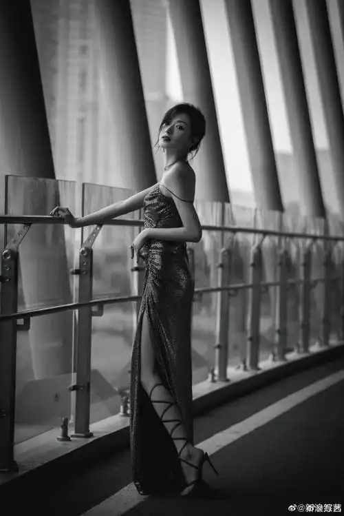 万茜黑白电影感大片# @万茜 浪姐2成团之夜. 来自剧探社 - 微博