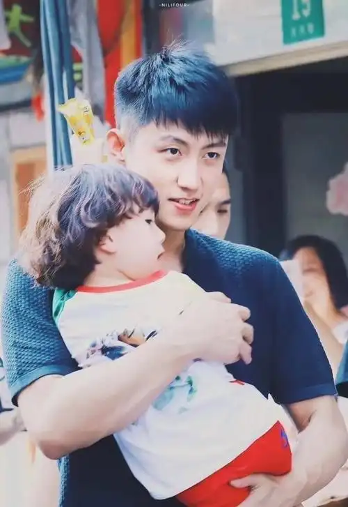 豪豪探班黄景瑜目标吻20下全程甜到爆,黄景瑜手机壳意外曝光了