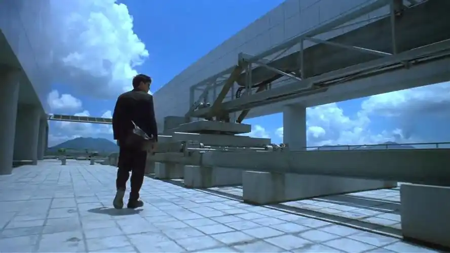 一条街道足矣,并且在《无间道》之前贡献了让人记忆深刻的天台戏