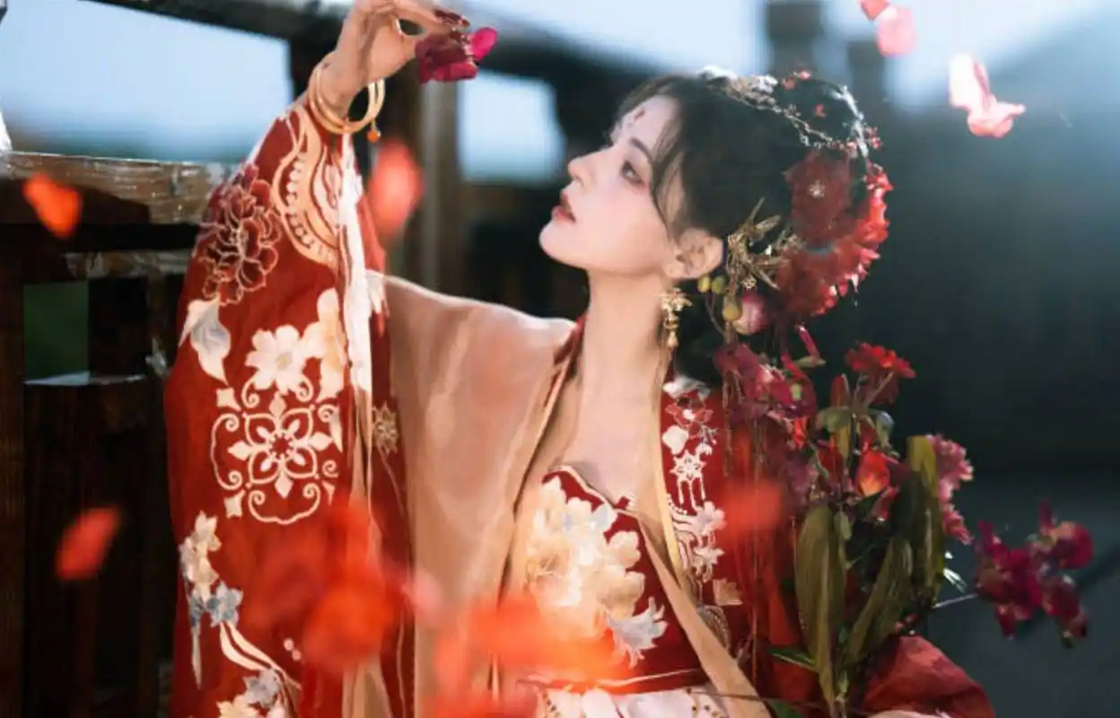 张予曦着红衣古装妖娆明艳 花雨中撑伞魅感十足_魅力_写真_仙女