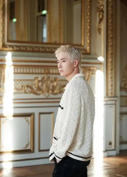 王一博今日巴黎时装周看秀造型 属于白金发色的看秀造型揭晓!