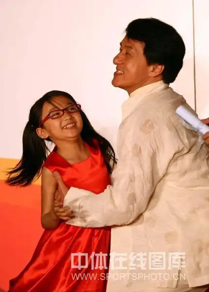 图文:成龙任亚运会首位歌手--成龙抱起林妙可