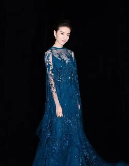 董洁一袭深湖蓝色礼服美得像不食人间烟火的仙女气质太逆天