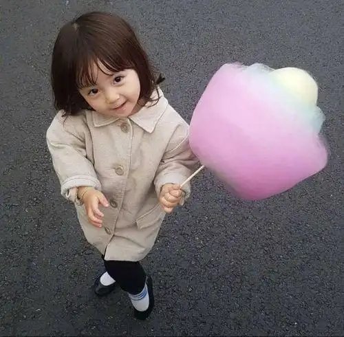 高清真人萌娃头像2022可爱萌娃头像:1,小男孩和小女孩喝饮料的情侣