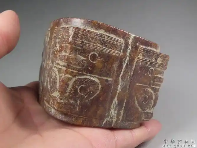 良渚文化红玉带灰皮带工大方玉琮