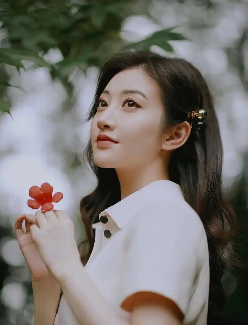 景甜:飘纱设计肩带连衣裙的优雅温柔和高级洋气 飘纱设计肩带连衣裙是