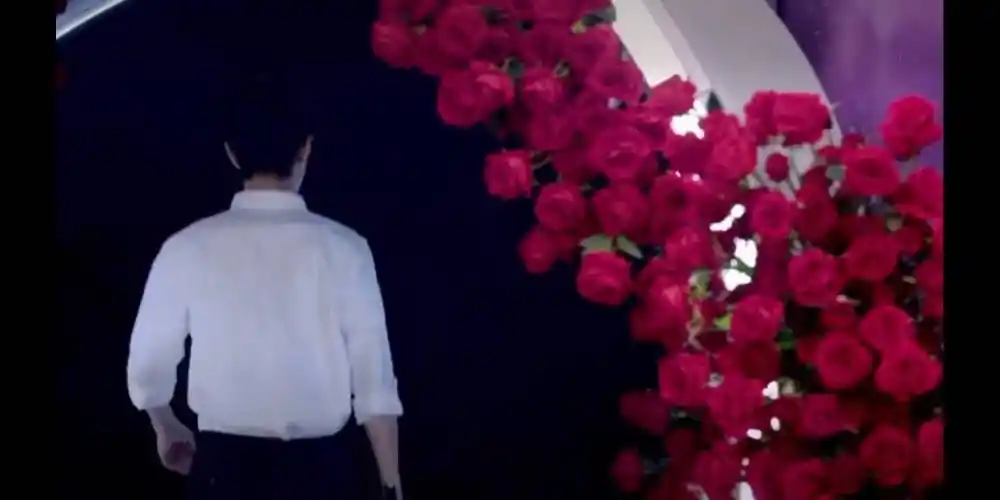 肖战久违露面对镜头躲闪离开背影太决绝粉丝却秒懂深意