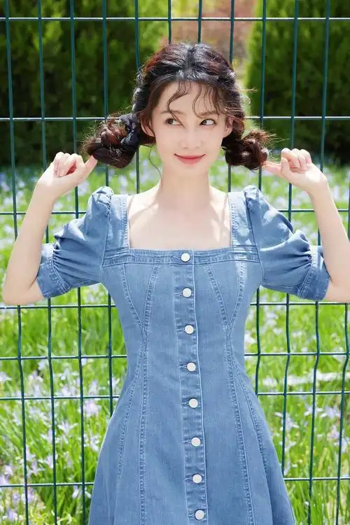 李沁变身夏日元气少女笑容甜美穿搭好亮眼