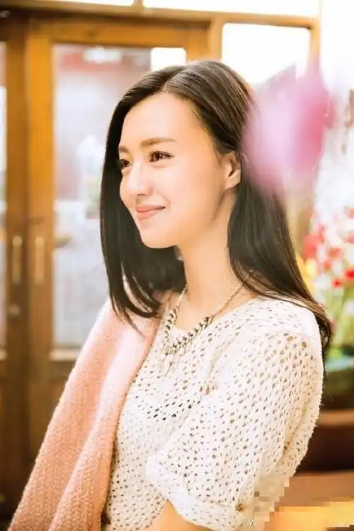 赵宝刚执导电视剧《落地请看手机》,再次启用了傅晶,出演女一号李小晚