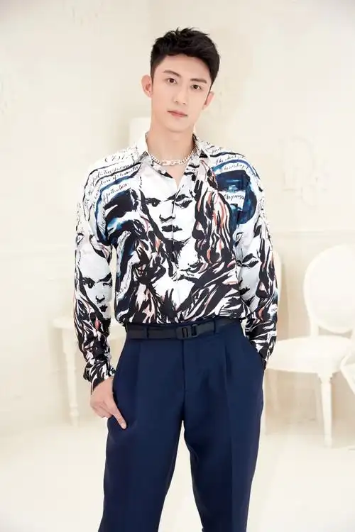 instyle大明星#@johnny黄景瑜身穿个性十足蒙娜丽莎衬衫,观看品牌