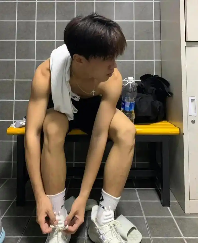 图一才是体育生,图二图三是细狗,肌肉大不代表力量!