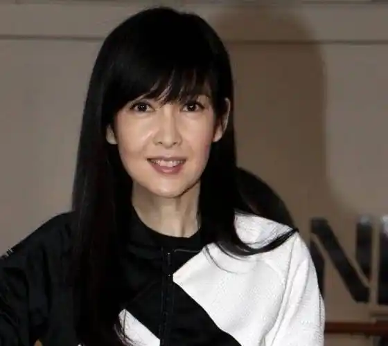 女神周慧敏定居加拿大现状:生活节俭,家中只刷了白墙没有吊顶_事情