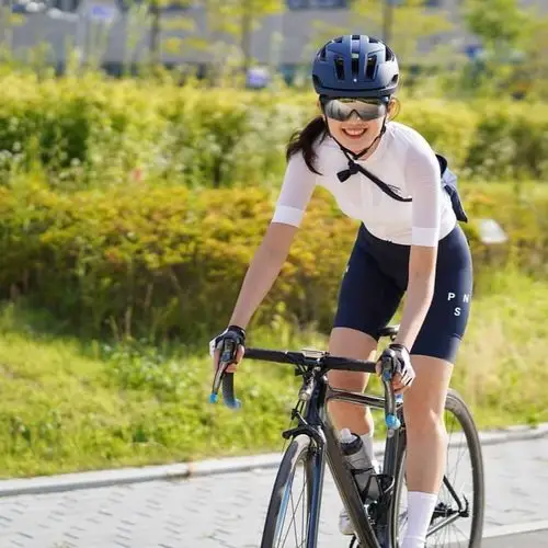 #骑行美女# 美丽姑娘 骑行最-单车行