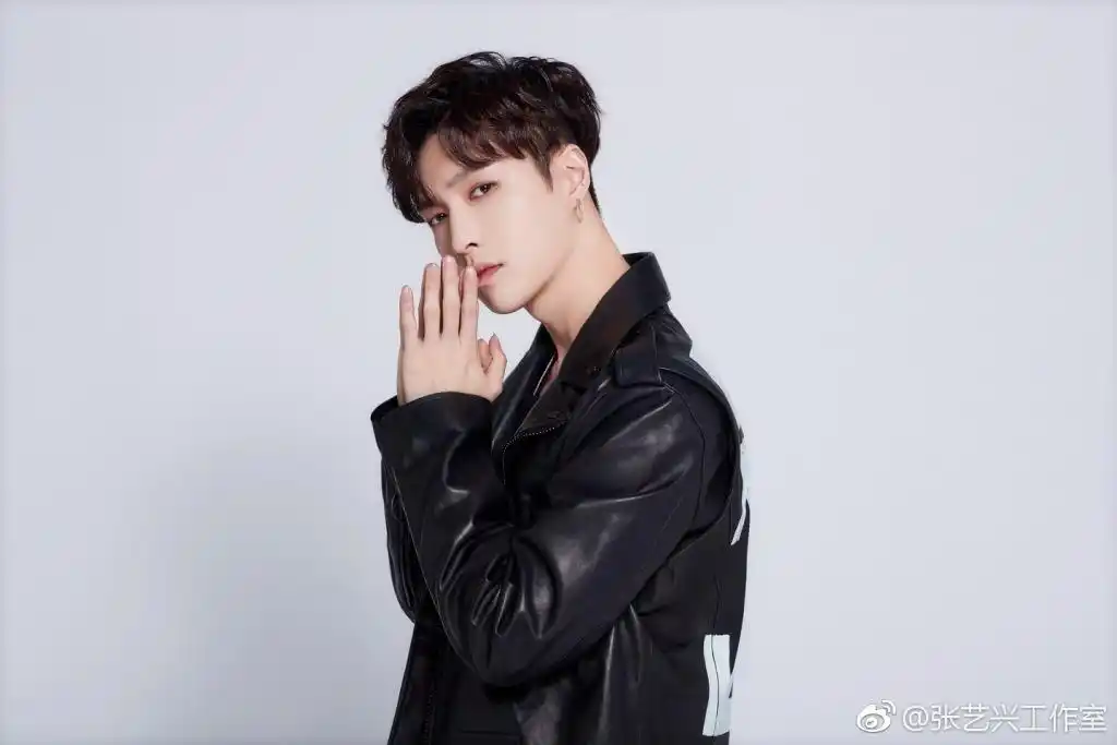 [张艺兴][新闻]180830 "中国唯一受邀歌手身份参加" 张艺兴今天也冲鸭