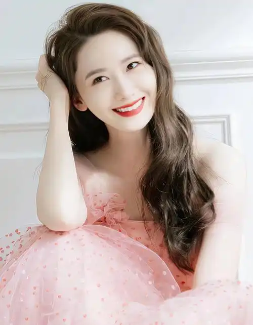 林允儿真不愧是"南韩女神",这颜值太好看了