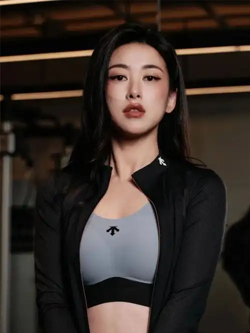 朱珠瑜伽大片惊艳亮相雾蓝色健身服勾勒完美曲线气质超绝